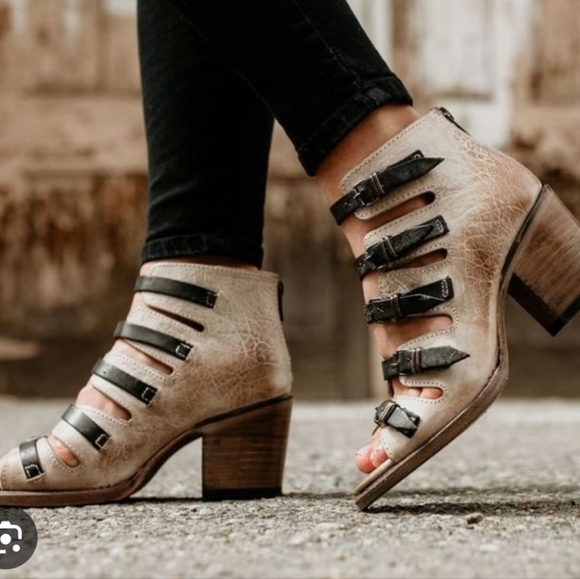 Freebird by Steven Quinn Cream and Black Heeled Boots - Picture 1 of 7